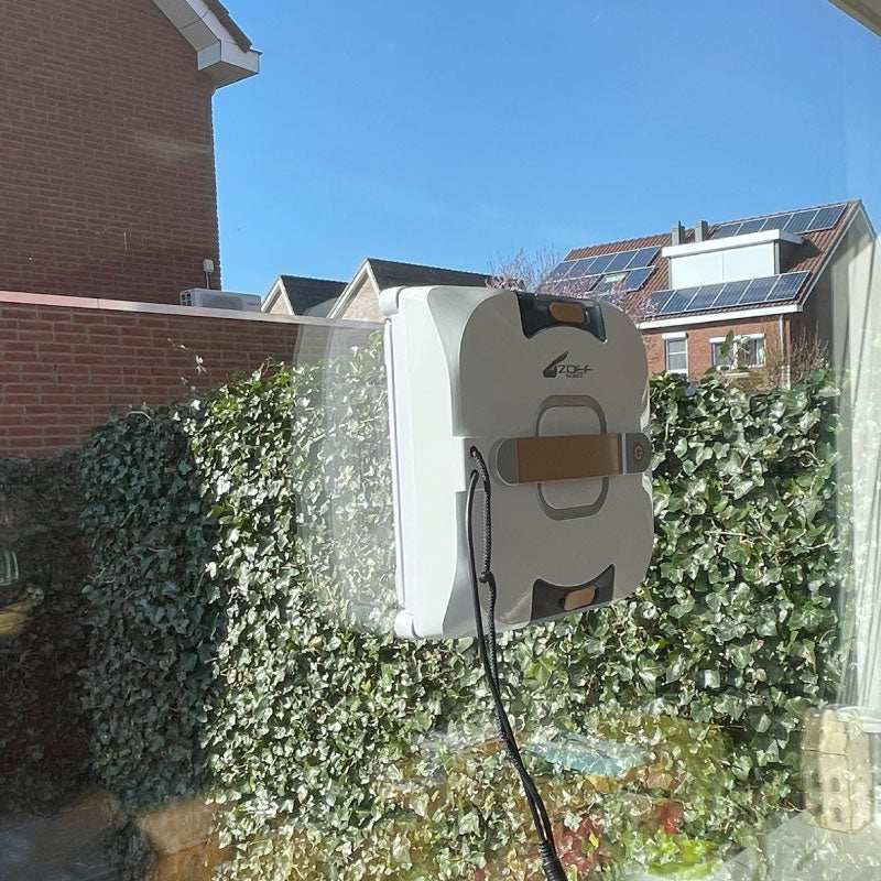 robot raamwasser Bobbie 4.0 zuivert gevelramen automatisch met waterspray en antislip rupsbanden