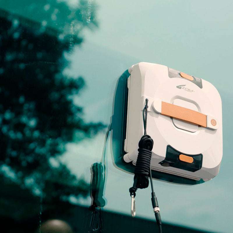 robot raamwasser Bobbie 4.0 aan het raam met waterspray voor streeploze reiniging