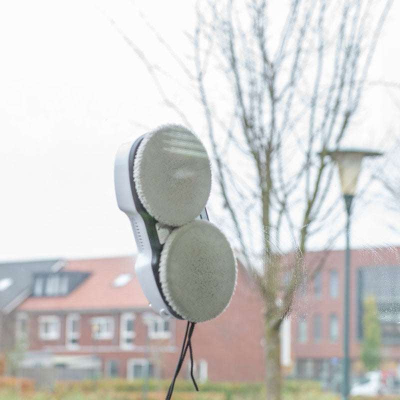 robot raamwasser Evert met ronddraaiende schoonmaakdoeken en waterspray voor strepenvrije ramen en hoge glasoppervlakken