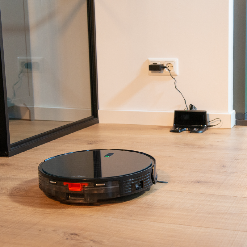 Robotstofzuiger Jannie 4.1 met sterke zuigkracht en automatische terugkeer oplaadstation op houten vloer