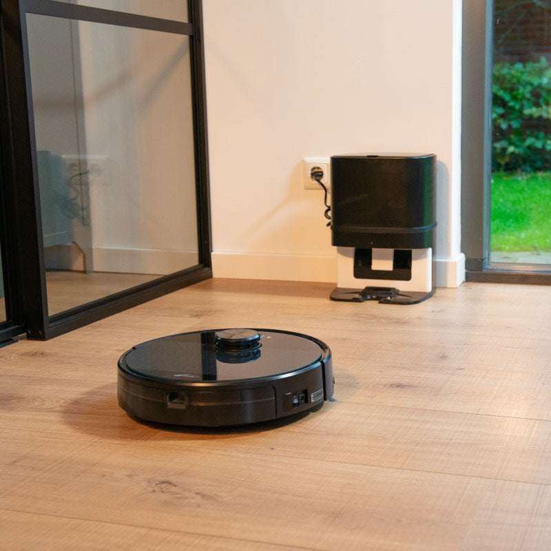 robotstofzuiger voor thuis Willem met leegstation en automatische vuilafvoer op houten vloer